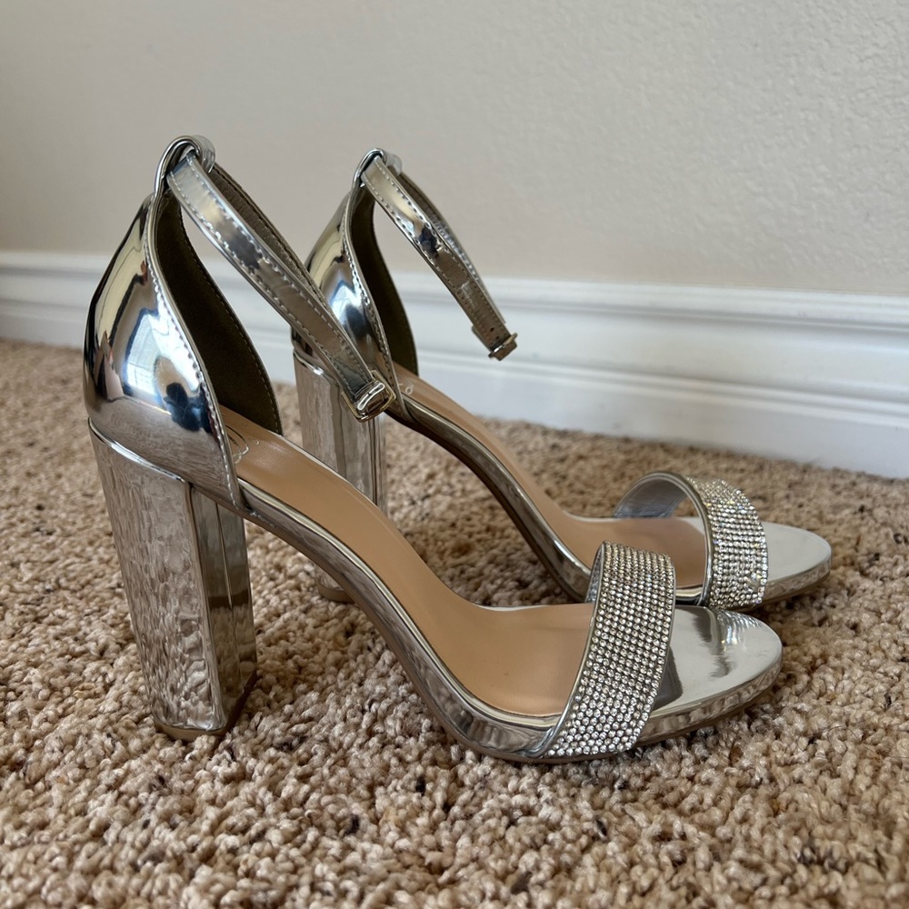 Heart in D Women’s Block Heels. Size 7. Metallic with Rhinestones.